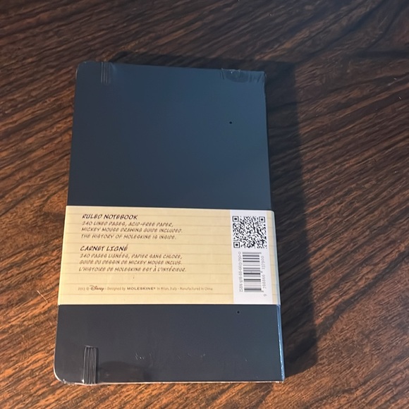 Mickey Mouse Moleskine Ruled Notebook with Mickey Mouse Drawing Guide included - Picture 2 of 5